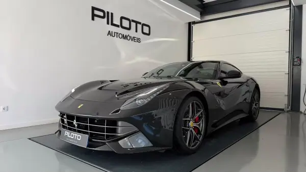 Ferrari F12 Berlinetta 6.3 V12 2015 Gasolina — 49 383 km Ferrari F12 Berlinetta 2015