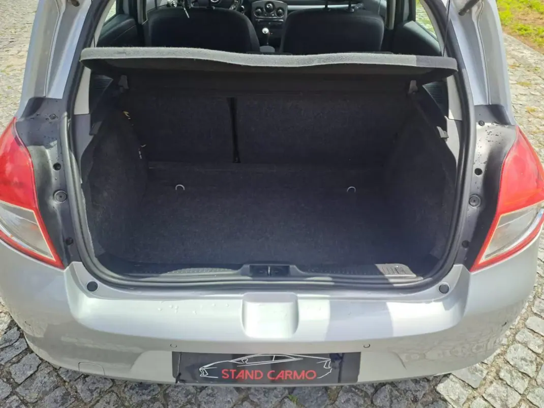 Renault Clio 2011 - 6500 EUR, 180000 km - AUTO.MOTO.pt - 180000km - foto 11 de 12