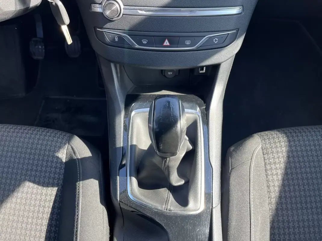 Peugeot 308 SW 2018 - 9950 EUR, 219000 km - AUTO.MOTO.pt - 219000km - foto 19 de 40