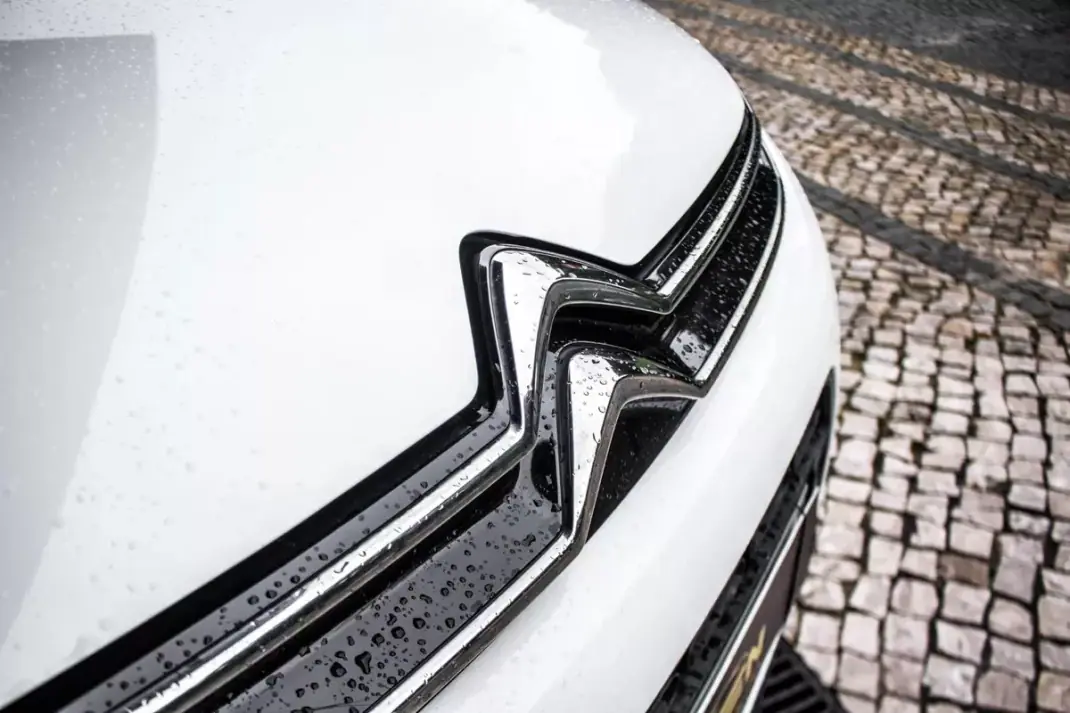 Citroën C4 Cactus 2019 - 12550 EUR, 90175 km - AUTO.MOTO.pt - 90175km - foto 4 de 41