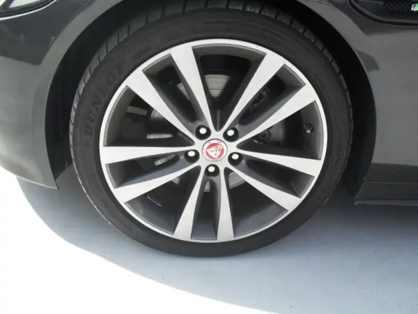 Jaguar XE 2017 - 25950 EUR, 59977 km - AUTO.MOTO.pt - 59977km - foto 2 de 35