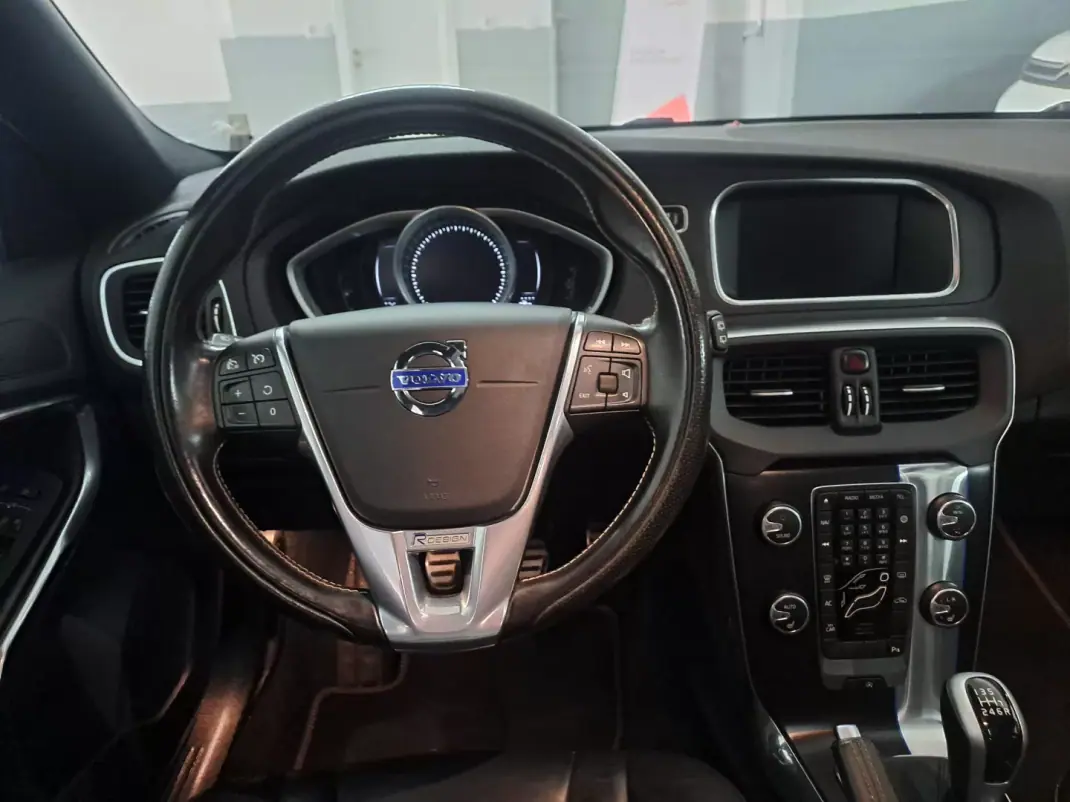 Volvo V40 2015 - 12990 EUR, 179950 km - AUTO.MOTO.pt - 179950km - foto 12 de 29