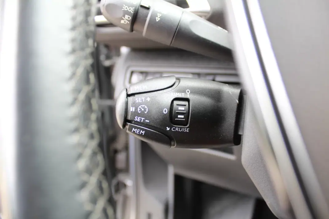 Peugeot 3008 2018 - 18000 EUR, 97000 km - AUTO.MOTO.pt - 97000km - foto 14 de 18