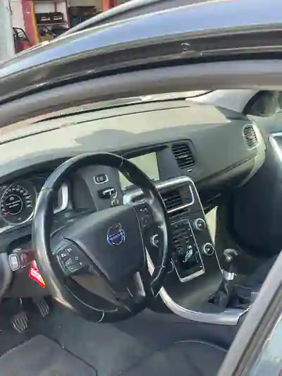 Volvo V60 2014 - 7750 EUR, 220000 km - AUTO.MOTO.pt - 220000km - foto 8 de 13
