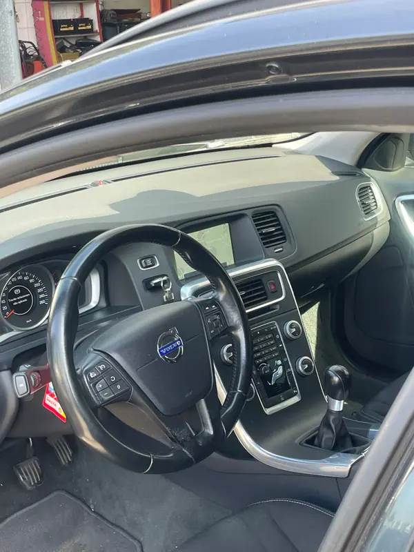 Volvo V60 2014 - 7750 EUR, 220000 km - AUTO.MOTO.pt - 220000km - foto 8 de 13