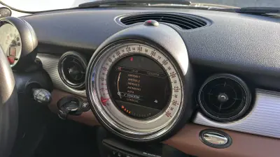 MINI Cooper 2012 - 10500 EUR, 210000 km - AUTO.MOTO.pt - 210000km - foto 31 de 40