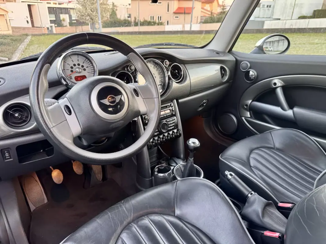 MINI 3 Portas 2006 - 6900 EUR, 160000 km - AUTO.MOTO.pt - 160000km - foto 15 de 26