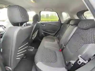 Renault Captur 2017 - 11000 EUR, 143000 km - AUTO.MOTO.pt - 143000km - foto 4 de 22