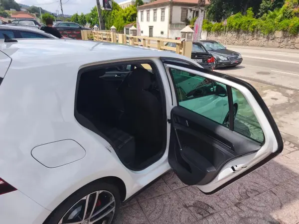 Volkswagen Golf 2014 - 17900 EUR, 195000 km - AUTO.MOTO.pt - 195000km - foto 24 de 32