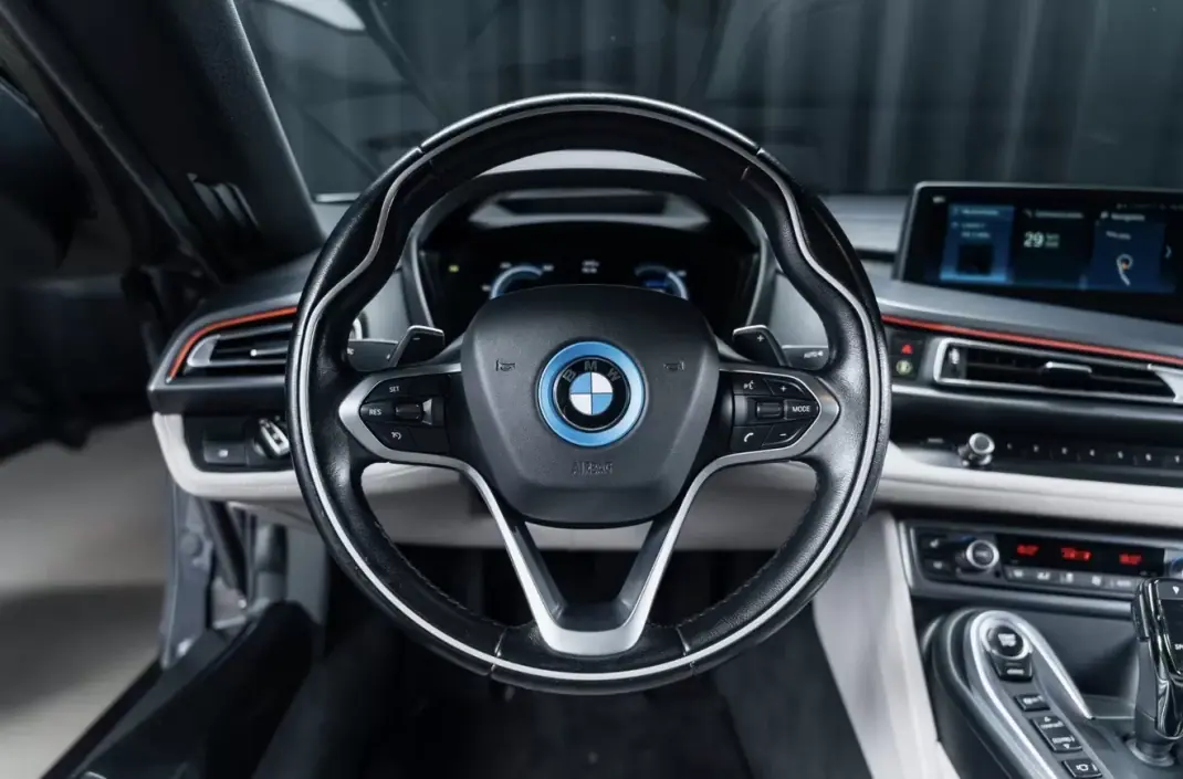 BMW i8 2015 - 69000 EUR, 91500 km - 91500km - foto 10 de 17