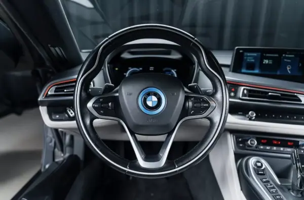 BMW i8 2015 - 69000 EUR, 91500 km - AUTO.MOTO.pt - 91500km - foto 10 de 17