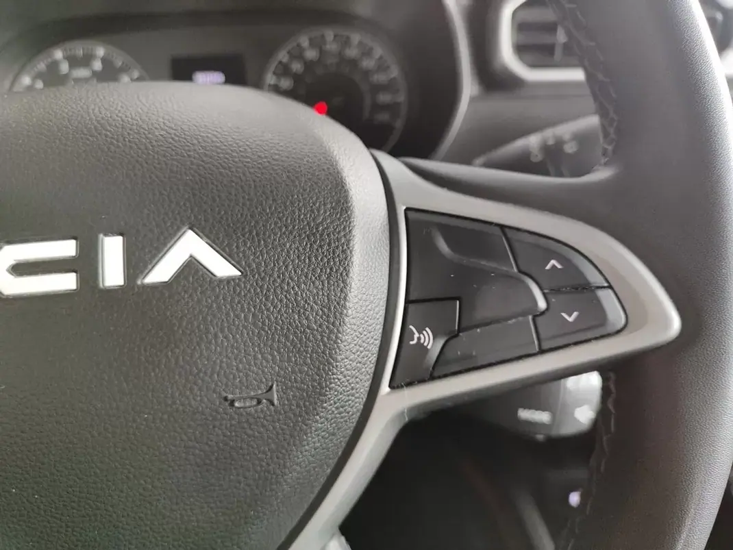 Dacia Duster 2023 - 16750 EUR, 65400 km - AUTO.MOTO.pt - 65400km - foto 26 de 35