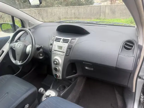 Toyota Yaris 2006 - 6900 EUR, 168000 km - AUTO.MOTO.pt - 168000km - foto 14 de 25
