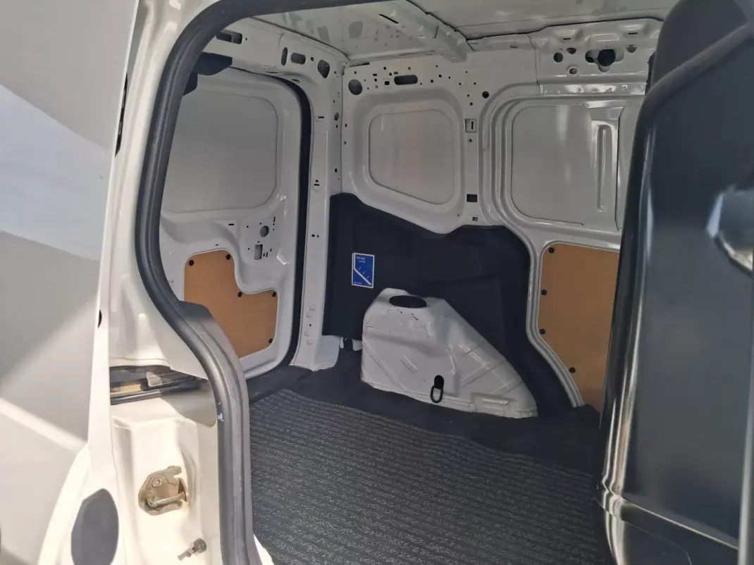 Ford Transit Courier 2019 - 9700 EUR, 214000 km - AUTO.MOTO.pt - 214000km - foto 9 de 15