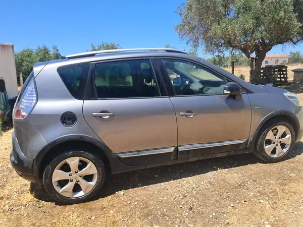 Renault Scénic 2014 - 4750 EUR, 167528 km - AUTO.MOTO.pt - 167528km - foto 5 de 11