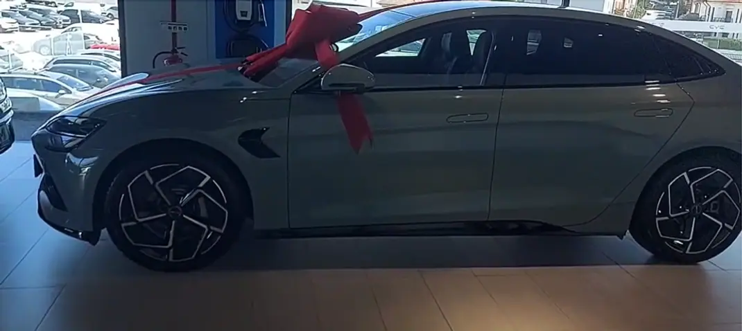 BYD Seal 2024 - 45500 EUR, 8200 km - AUTO.MOTO.pt - 8200km - foto 2 de 5