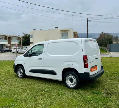 Peugeot PARTNER GIRAFON 2020 - 13900 EUR, 63682 km - AUTO.MOTO.pt - 63682km - foto 3 de 12