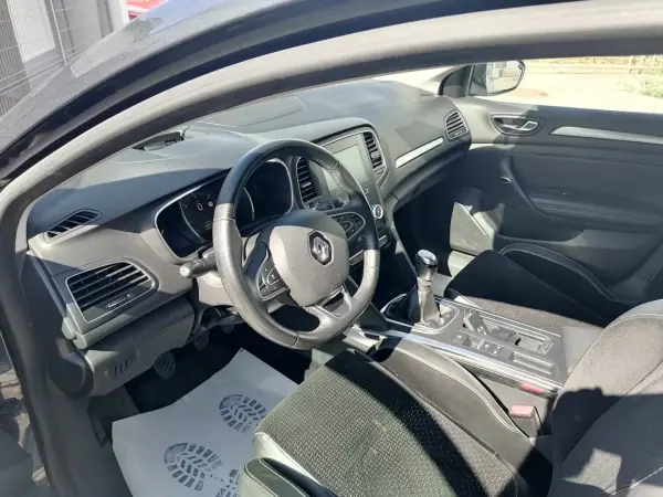 Renault Mégane 2017 - 13000 EUR, 126120 km - AUTO.MOTO.pt - 126120km - foto 15 de 19
