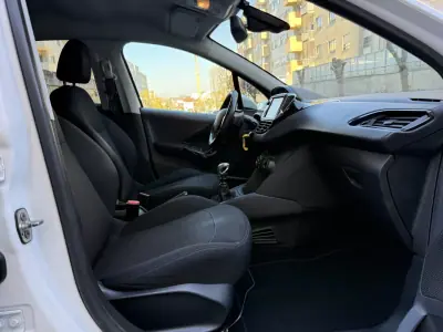 Peugeot 208 2018 - 9450 EUR, 128000 km - AUTO.MOTO.pt - 128000km - foto 11 de 14