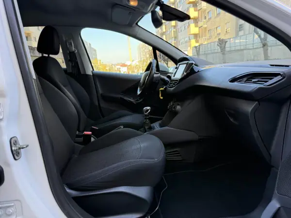 Peugeot 208 2018 - 9450 EUR, 128000 km - AUTO.MOTO.pt - 128000km - foto 11 de 14