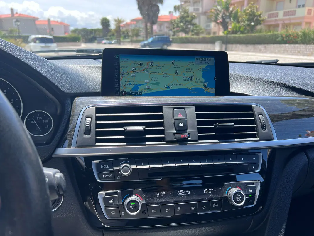 BMW 330 2015 - 17000 EUR, 185000 km - AUTO.MOTO.pt - 185000km - foto 11 de 13