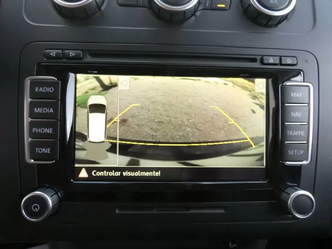 Volkswagen Touran 2012 - 16999 EUR, 182000 km - AUTO.MOTO.pt - 182000km - foto 25 de 28