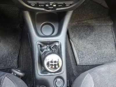 Peugeot 206 2011 - 4000 EUR, 254500 km - AUTO.MOTO.pt - 254500km - foto 17 de 18
