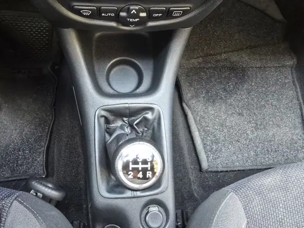 Peugeot 206 2011 - 4000 EUR, 254500 km - AUTO.MOTO.pt - 254500km - foto 17 de 18