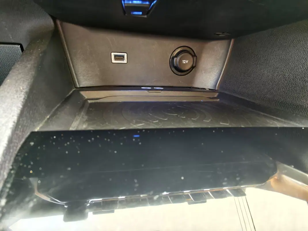 Peugeot 3008 2020 - 19900 EUR, 98000 km - AUTO.MOTO.pt - 98000km - foto 26 de 28