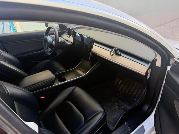 Tesla Model 3 2019 - 24000 EUR, 154000 km - AUTO.MOTO.pt - 154000km - foto 6 de 8