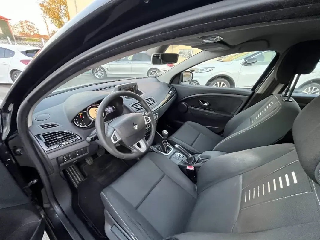Renault Mégane 2011 - 6750 EUR, 234000 km - AUTO.MOTO.pt - 234000km - foto 23 de 34