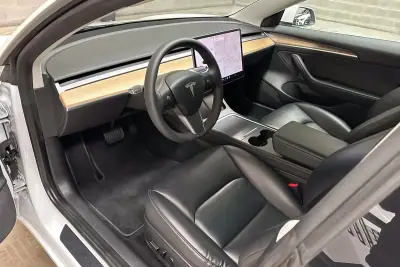 Tesla Model 3 2021 - 25450 EUR, 58710 km - AUTO.MOTO.pt - 58710km - foto 9 de 56