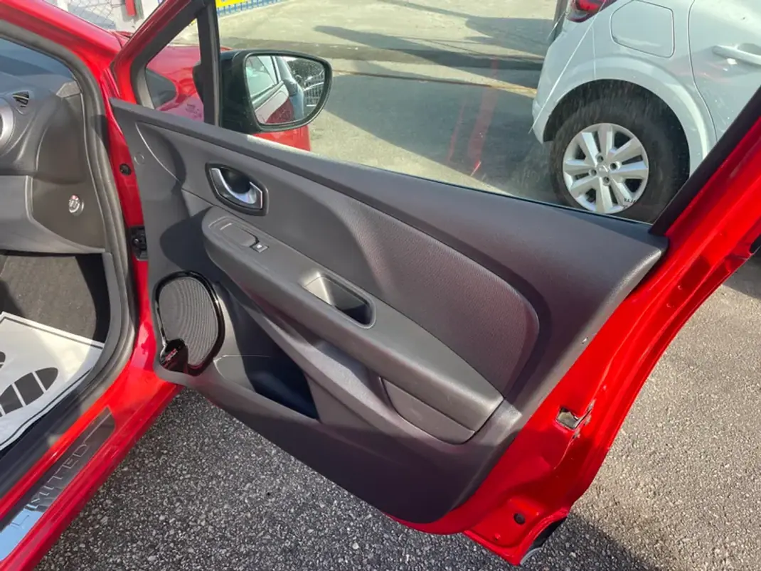 Renault Clio 2017 - 11950 EUR, 94905 km - AUTO.MOTO.pt - 94905km - foto 25 de 27