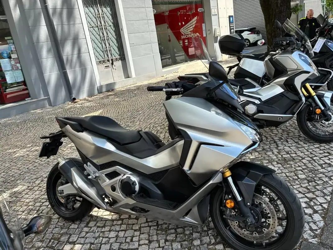 Honda Forza 2022 - 8250 EUR, 37616 km - AUTO.MOTO.pt - 37616km - foto 8 de 14