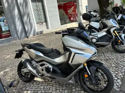 Honda Forza 2022 - 8250 EUR, 37616 km - AUTO.MOTO.pt - 37616km - foto 8 de 14