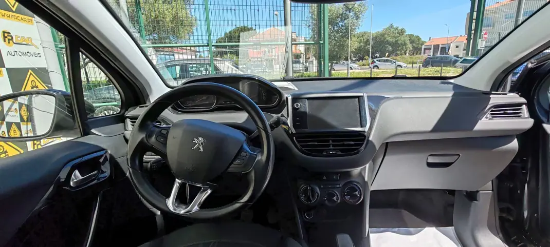 Peugeot 208 2014 - 11900 EUR, 193379 km - 193379km - foto 10 de 23