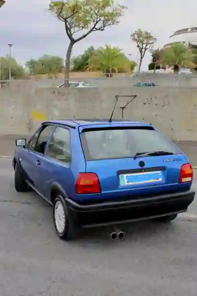 Volkswagen Polo 1992 - 7000 EUR, 182000 km - AUTO.MOTO.pt - 182000km - foto 3 de 9