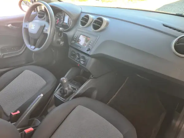 SEAT Ibiza 2017 - 10990 EUR, 93000 km - AUTO.MOTO.pt - 93000km - foto 10 de 17