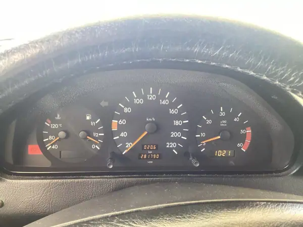 Mercedes-Benz C 200 1994 - 3990 EUR, 281790 km - AUTO.MOTO.pt - 281790km - foto 5 de 9