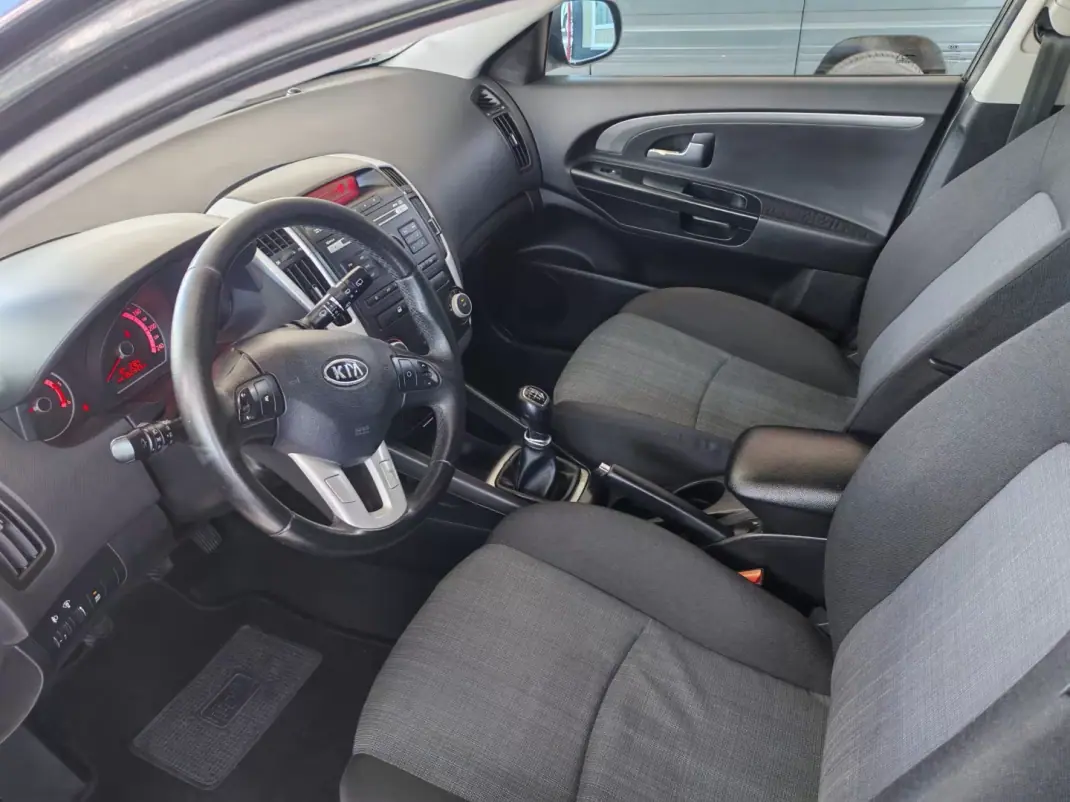 Kia Ceed SW 2010 - 6850 EUR, 185000 km - 185000km - foto 4 de 6