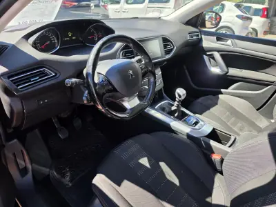 Peugeot 308 SW 2017 - 12450 EUR, 110000 km - AUTO.MOTO.pt - 110000km - foto 3 de 6