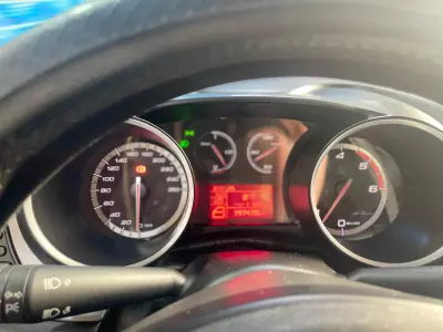 Alfa Romeo Giulietta 2011 - 8750 EUR, 197000 km - AUTO.MOTO.pt - 197000km - foto 27 de 35