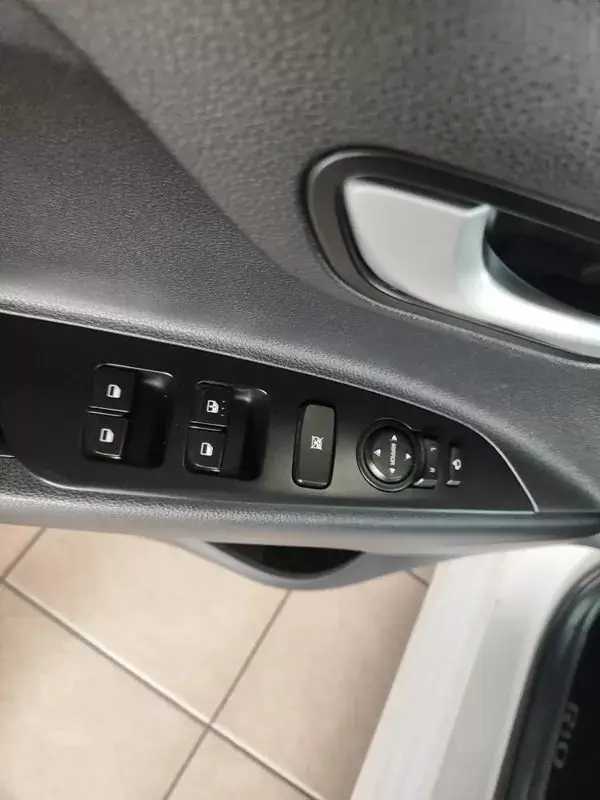 Kia Rio 2018 - 14750 EUR, 46500 km - AUTO.MOTO.pt - 46500km - foto 21 de 35