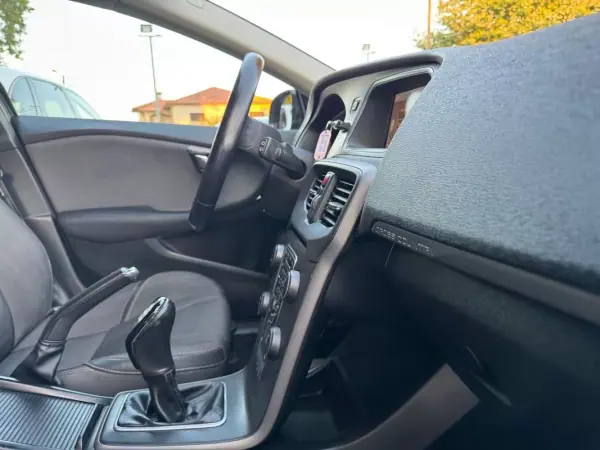 Volvo V40 Cross Country 2013 - 13500 EUR, 164000 km - AUTO.MOTO.pt - 164000km - foto 33 de 38