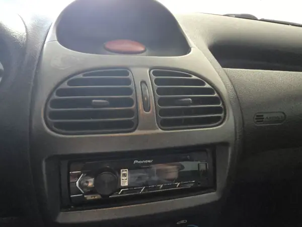 Peugeot 206 2004 - 1800 EUR, 276500 km - AUTO.MOTO.pt - 276500km - foto 15 de 18