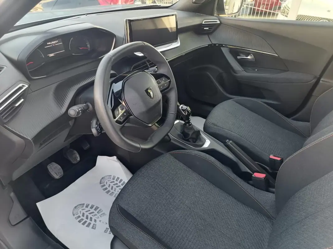 Peugeot 2008 2025 - 21900 EUR, 23898 km - 23898km - foto 11 de 17