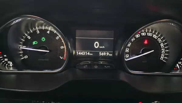 Peugeot 2008 2018 - 12990 EUR, 144000 km - AUTO.MOTO.pt - 144000km - foto 17 de 35