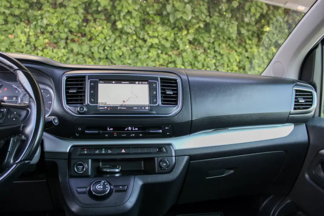 Peugeot Traveller 2019 - 32900 EUR, 115000 km - 115000km - foto 21 de 24