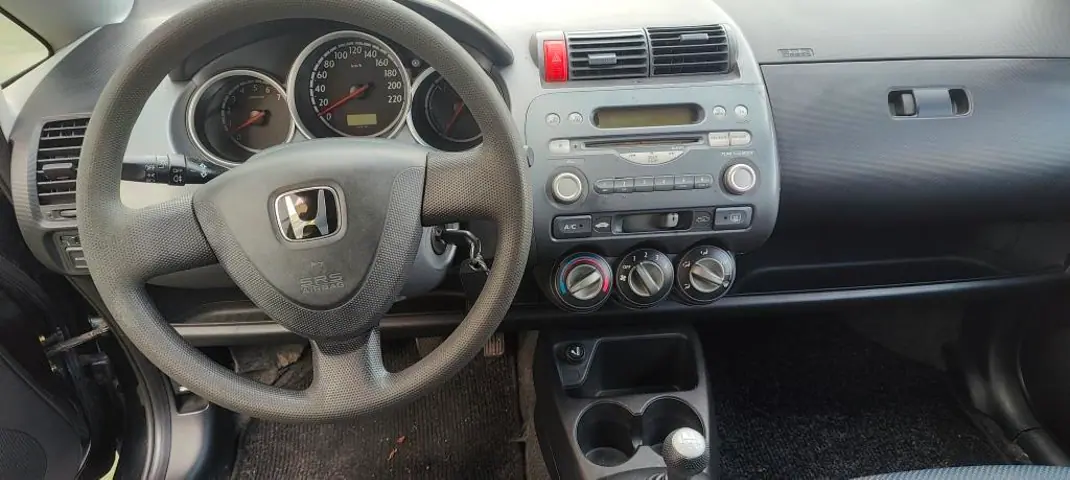 Honda Jazz 2003 - 3749 EUR, 260000 km - AUTO.MOTO.pt - 260000km - foto 7 de 11