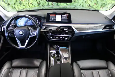 BMW 530e 2018 - 23900 EUR, 145900 km - AUTO.MOTO.pt - 145900km - foto 11 de 18
